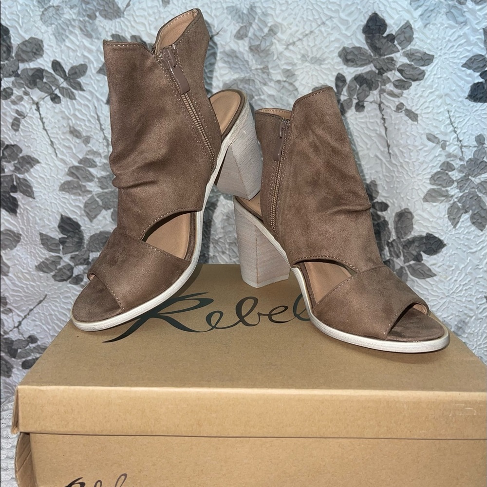 Cute heels !!!!( Rebels)